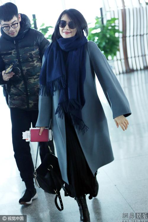高圆圆机场街拍穿灰大衣演绎简约穿搭 美到飞起