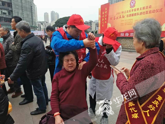 30名志愿者走进社区 为居民提供保健按摩、免费贴膜等志愿服务