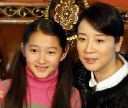陈小艺与关晓彤在《糟糠之妻》和《突然心动》之中亮度饰演母女。