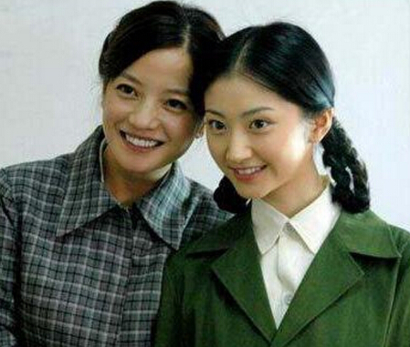 景甜和赵薇合作时,只有20岁,在《一个女人的史诗》中演赵薇女儿。